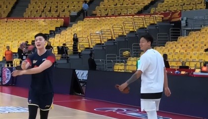 MK体育官方入口-胡明轩顶伤赵睿！周琦10+5，徐杰崔永熙0分，广东落后北京首钢5分